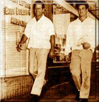 Стив и Эд Ярик идут в зал Эда по адресу 13550, Футхил бульвар, Оклэнд, 1947 год.