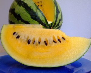 Желтый арбуз с зеленой кожурой