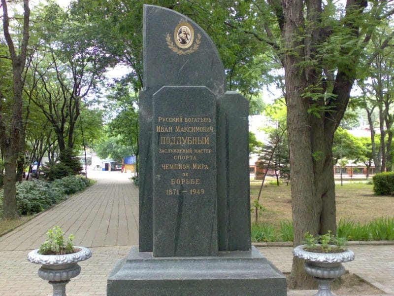 Могила и памятник Ивану Поддубному