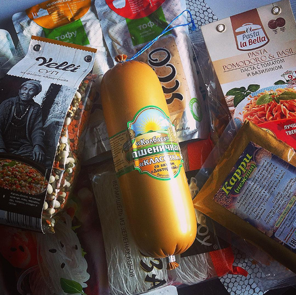 После похода в продуктовый магазин. Вегетарианская колбаса у нас по праздникам, для «Оливье» на Новый год
