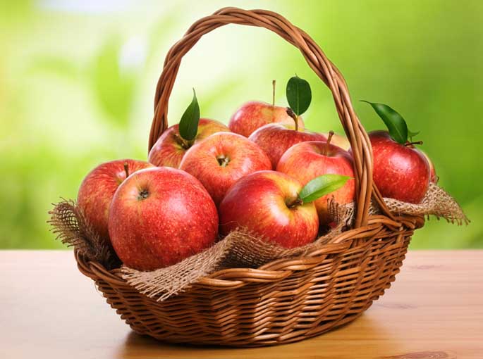 Польза красного яблока заключается в содержании железа в легкоусваиваемой форме