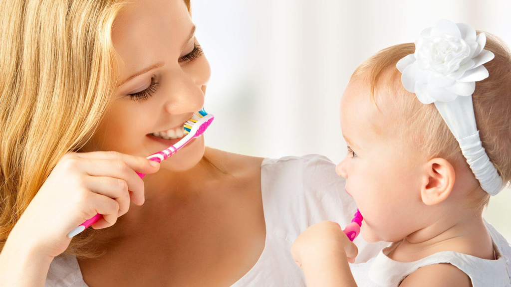 Приучайте ребенка к ежедневной процедуре чистки зубов