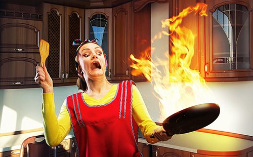 Домохозяйка с горящей сковородкой
