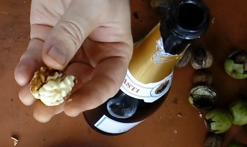 Чистка ореха бутылкой шампанского