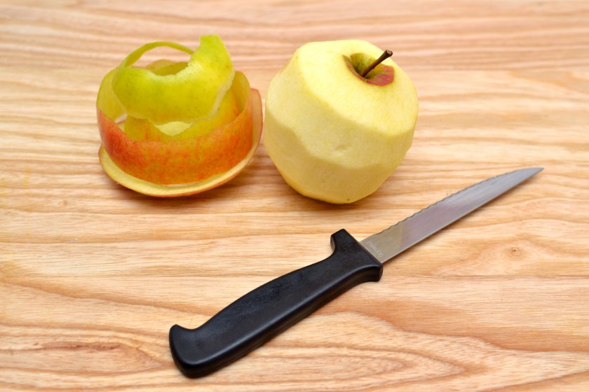 Очищать ли яблоко от кожуры