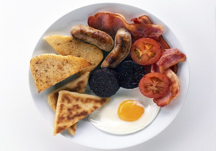 Скромный, по шотландским меркам, завтрак подают неподготовленным туристам