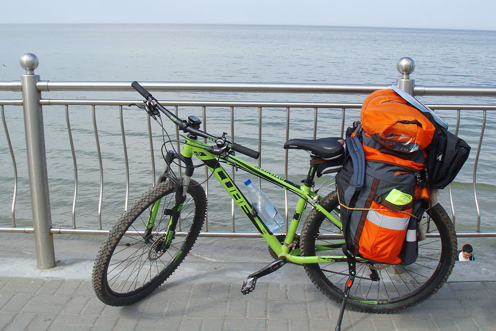Мой велосипед для&nbsp;походов, укомплектованный багажником, флягодержателем и подножкой