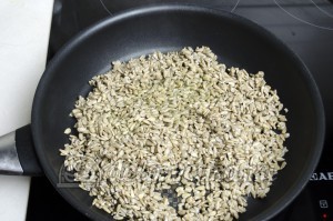Жареные семечки подсолнуха: Высыпаем семечки на разогретую сковородку