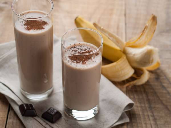 Бананово-кефирный смузи с шоколадным вкусом фото