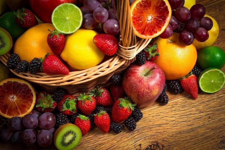 Основное блюдо и фрукты