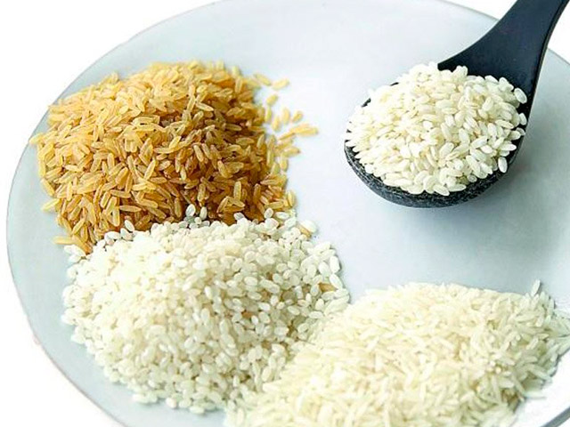 Разные виды риса на тарелке