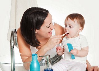 Как правильно ухаживать за первыми зубами младенца