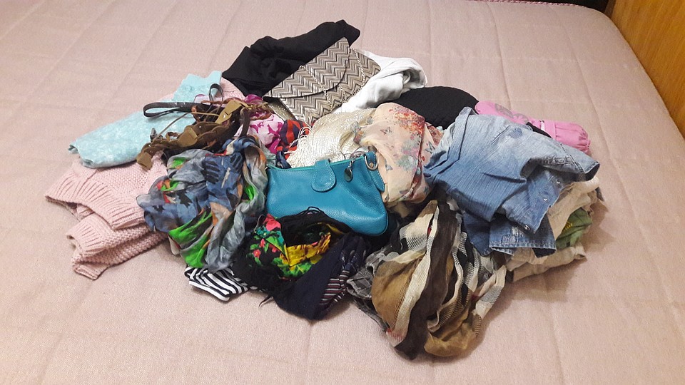 Вот сколько лишних вещей нашлось в шкафу у нашего корреспондента. Фото: Ирина КАРЕЛИНА