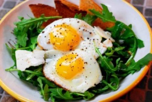 Сколько вареных яиц можно есть на завтрак. Почему полезно есть яйца на завтрак