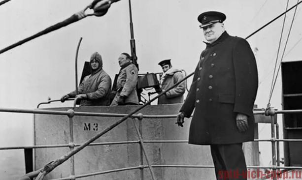 Фото. Уинстон Черчилль боится сесть на корабль из-за того, что боится прыгнуть в воду. 