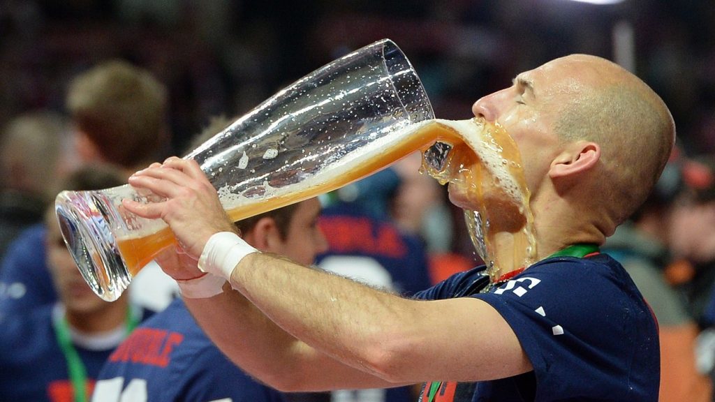 спортсмен пьет алкоголь после соревнований