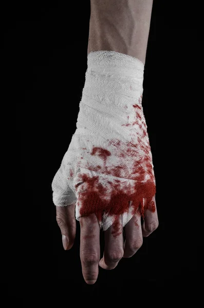 Пожал его кровавую руку в бандаже, кровавом бандаже, Бойцовском клубе, уличной борьбе, насилии, кровавой теме, изолированные, кровавые кулаки, боксер, связали его руки бандажом, черным фоном Стоковое Изображение