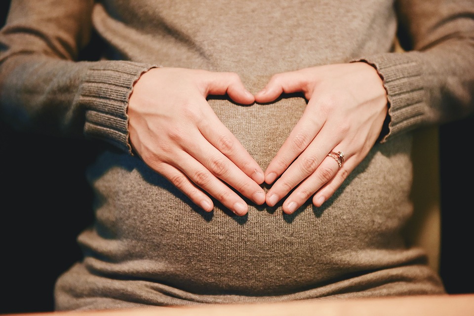 Биотин показывает свою эффективность даже на грудных детях, к которым препарат попадает через материнское молоко. Принимать его можно и беременным женщинам по назначению акушера-гинеколога.
