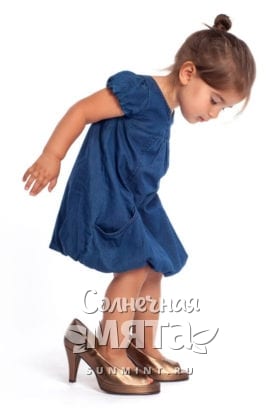 Маленькая девочка надела мамины туфли, фото