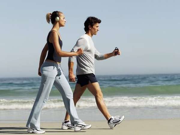 Как определяется средняя скорость человека при ходьбе и беге