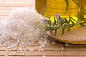 Натуральная соль - серая и неприглядная, красивая белая соль подверглась обработке.