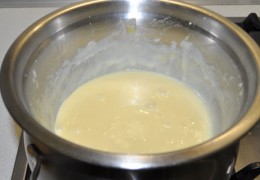 Все время помешивать сырную массу ложкой, пока она постепенно плавится.