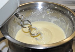Теперь нужен миксер (блендер), он быстро превращает сыр в гладкую однородную массу. С насадок миксера, если его поднять, масса сливается медленно, толстой нитью – эта консистенция хороша для довольно твердого плавленого сыра типа тех, что предлагаются в магазине в упаковке из фольги. Для мягкого – требуется добавка молока, его надо перемешать и хорошо прогреть с сыром.