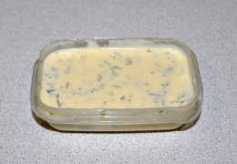 Удобно разливать плавленый сыр в мелкие контейнеры. Добавить наполнители, смешать, дать остыть и убрать в холодильник.