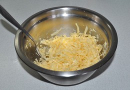 Влить его в миску с тертым сыром и тщательно вымешать. Убрать в холодильник на 1-1,5 часа, за это время 3-4 раза перемешать.