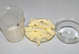 Отмерить молоко, нарезать сливочное масло, держать под рукой и остаток воды. Собираетесь делать сыр с зеленью, ветчиной и прочим – измельчите заранее.
