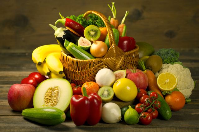 Овощи сочетаются с любыми продуктами, а вот фрукты лучше есть до основной трапезы, а не после
