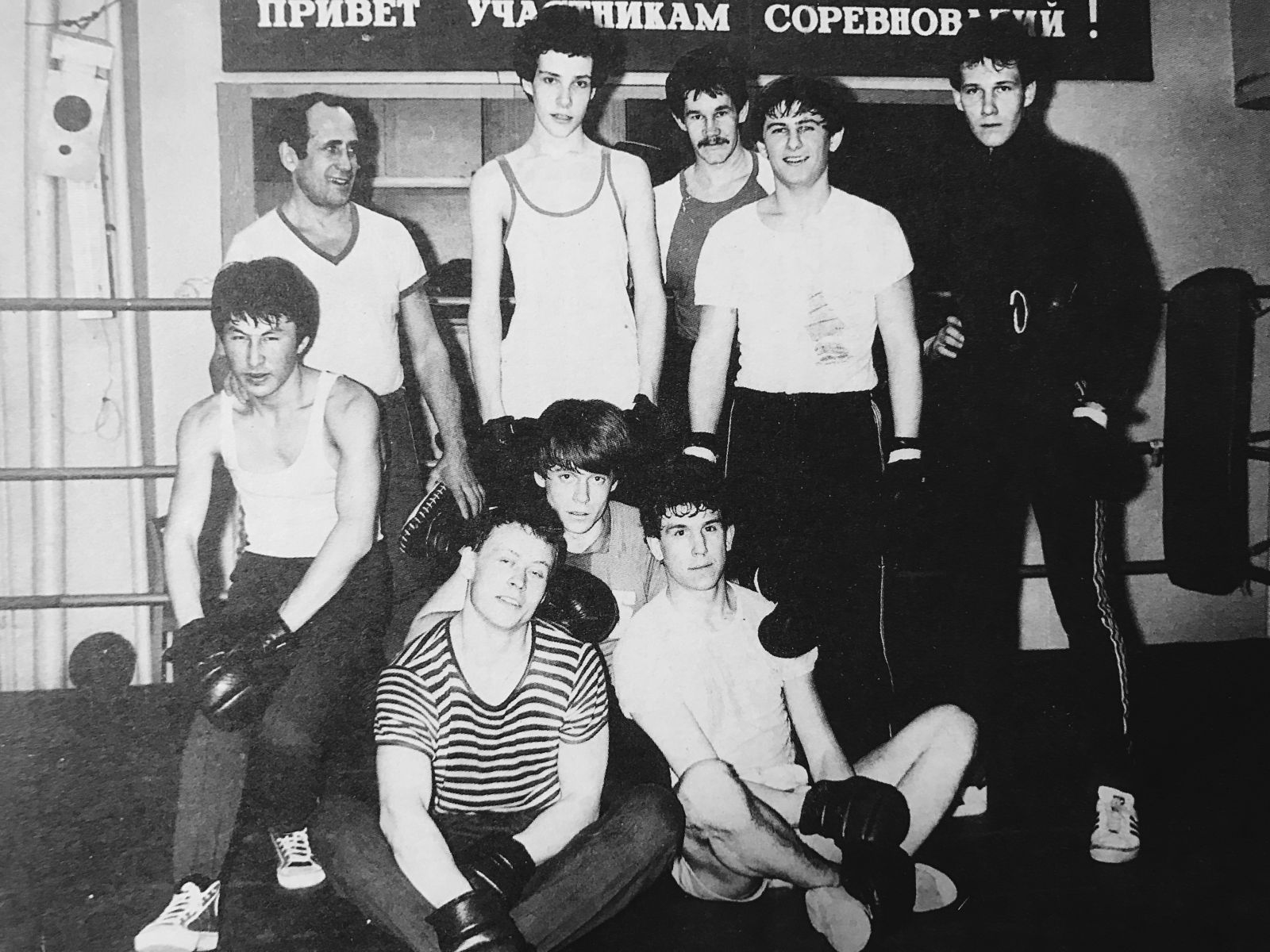 Архивное фото 1986 года из новой книги "Бодибилдинг и другие секреты успеха", Александр Невский второй слева среди стоящих (вес примерно 70 кг при росте 194 см)