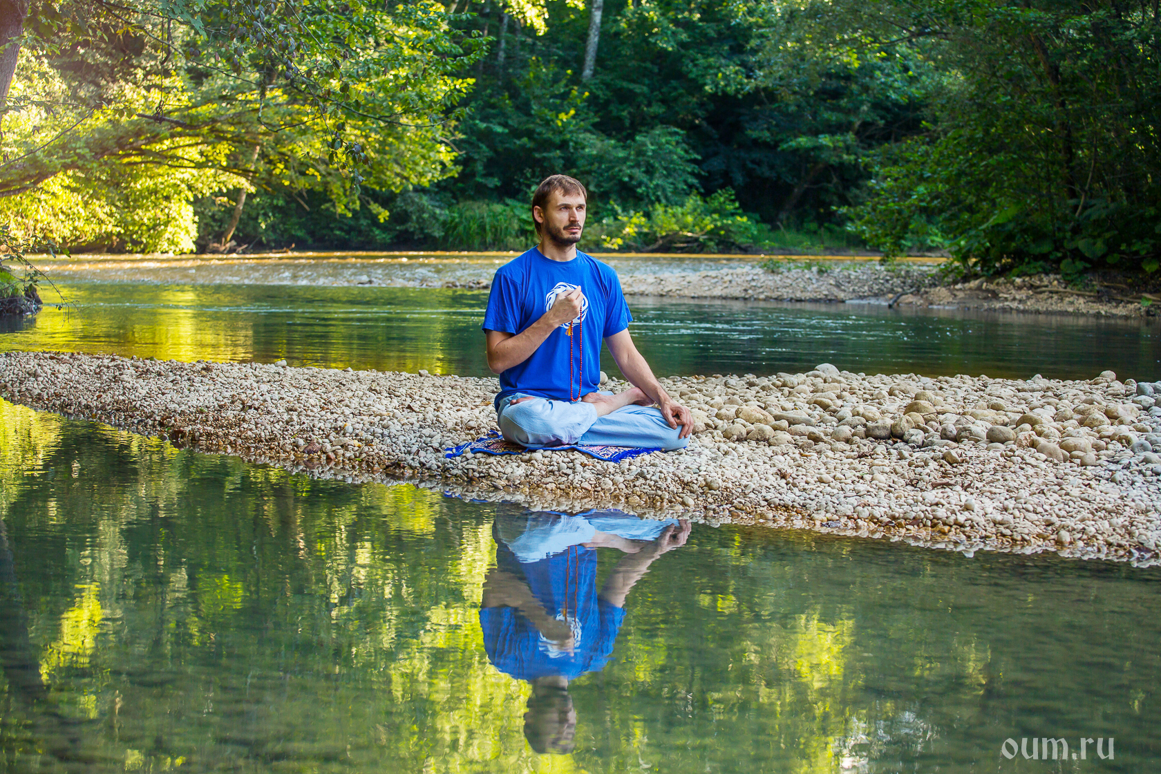 Практика утренней медитации, медитация в лесу, река, природа, практика на природе, мантраяна, практика мантры, четки, ом