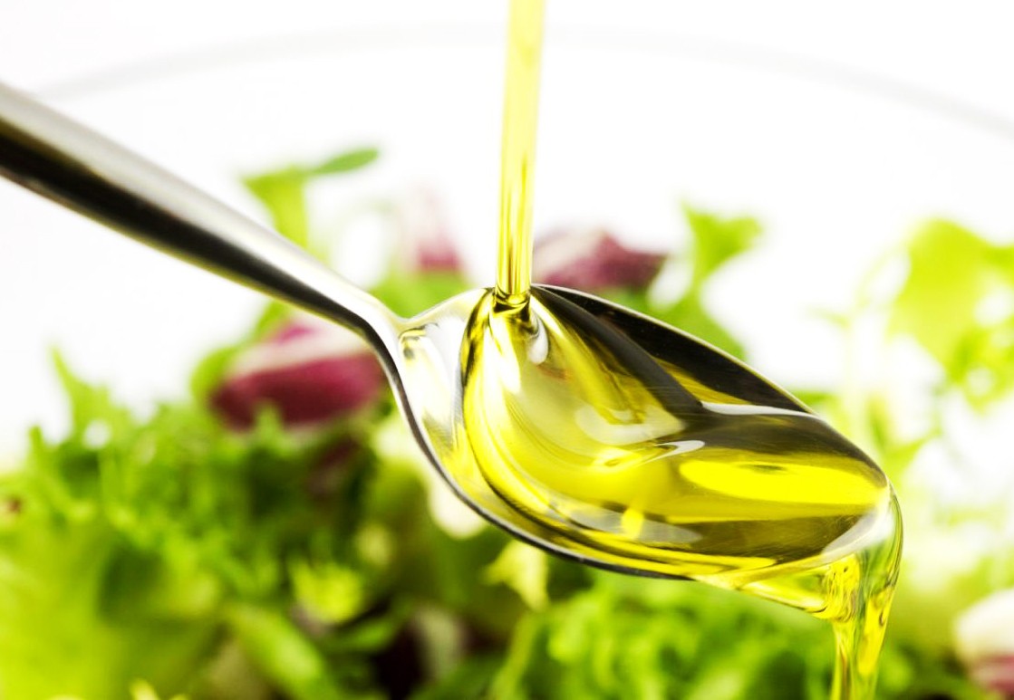 растительное масло вливается в салат