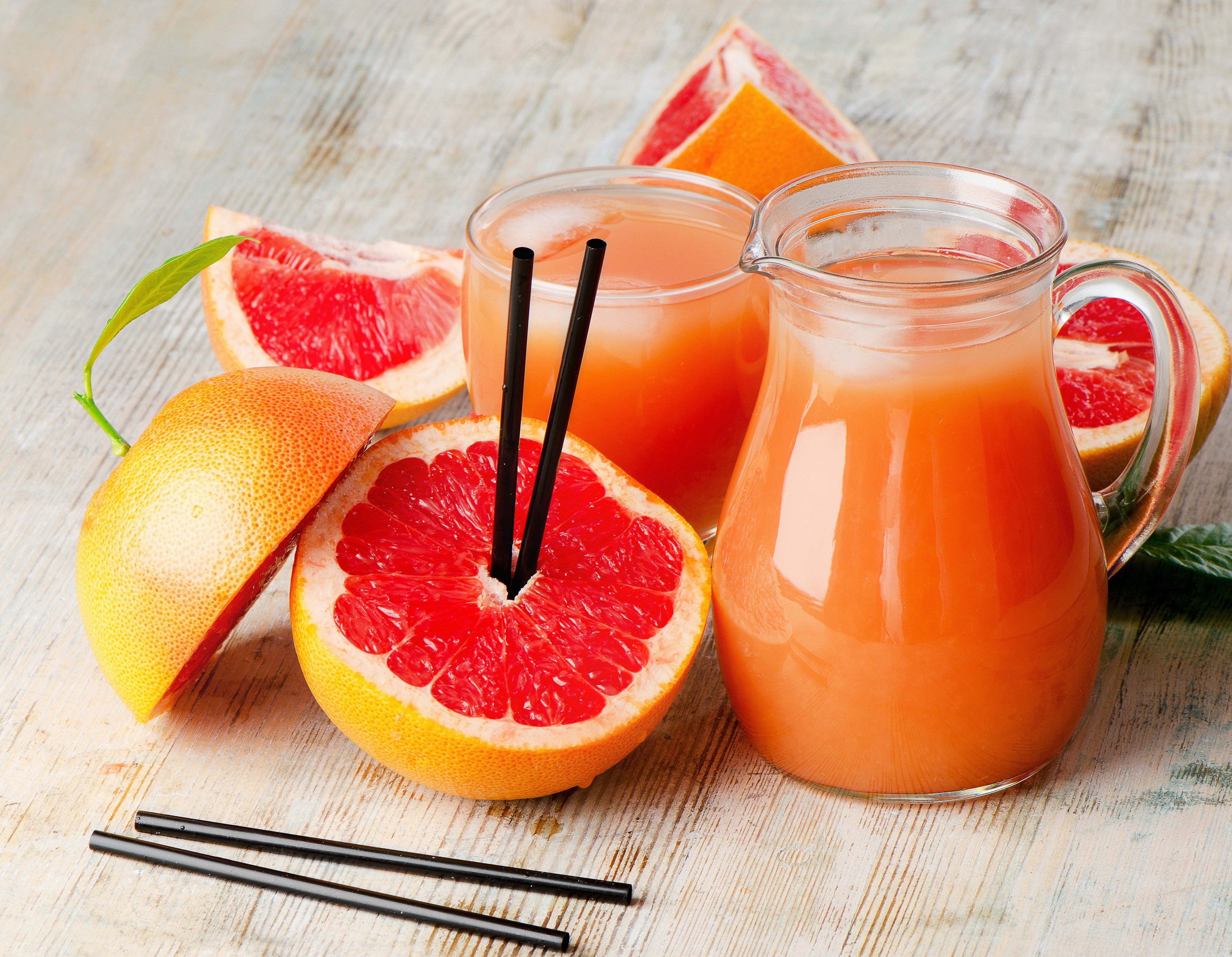 грейпфрутовый сок в стеклянном фужере