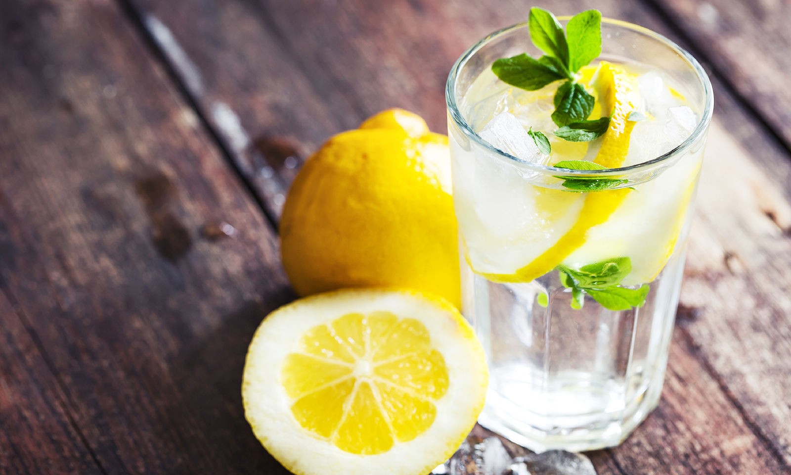 лимонный сок с водой в стакане