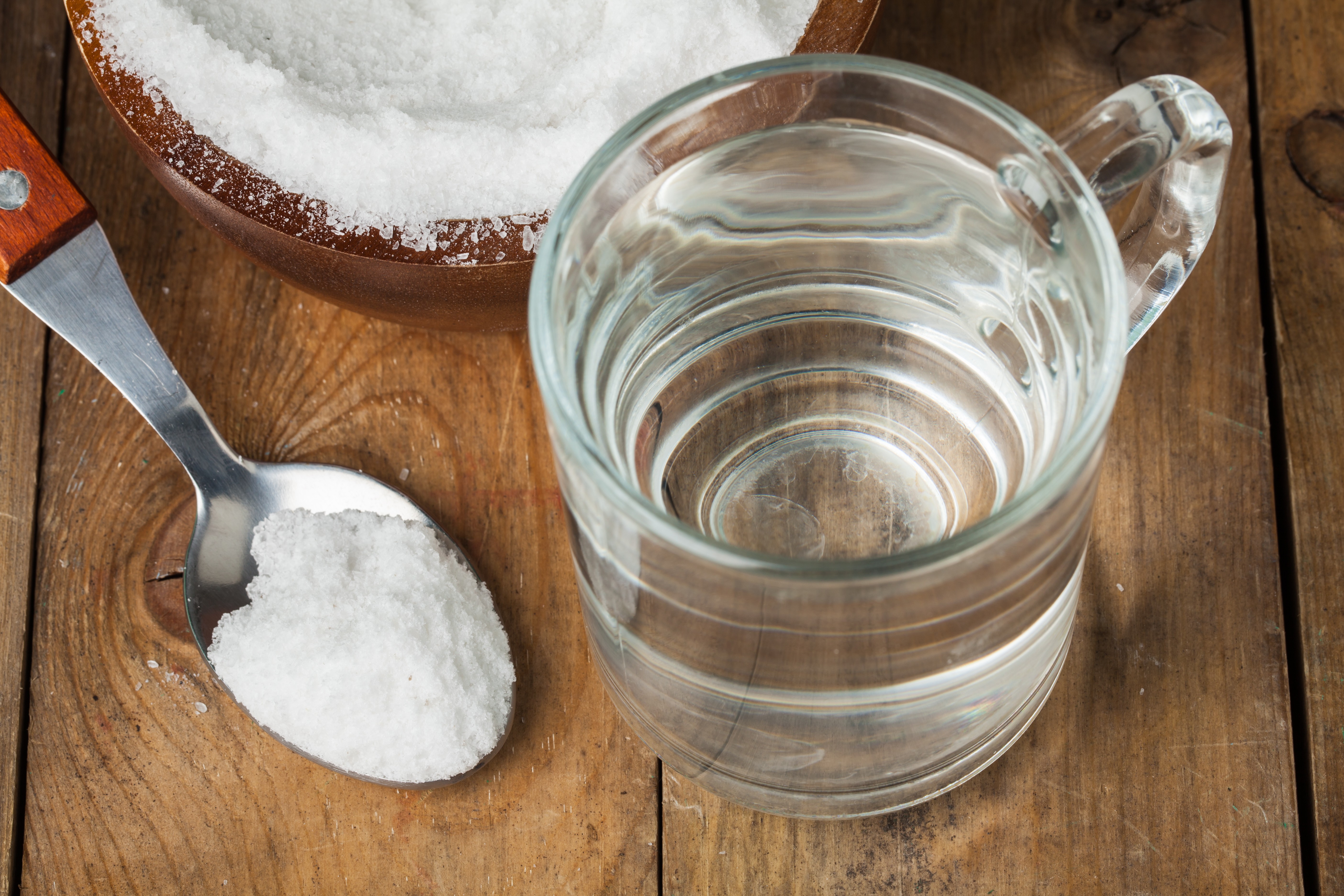 ложка соли и стакан воды на столе