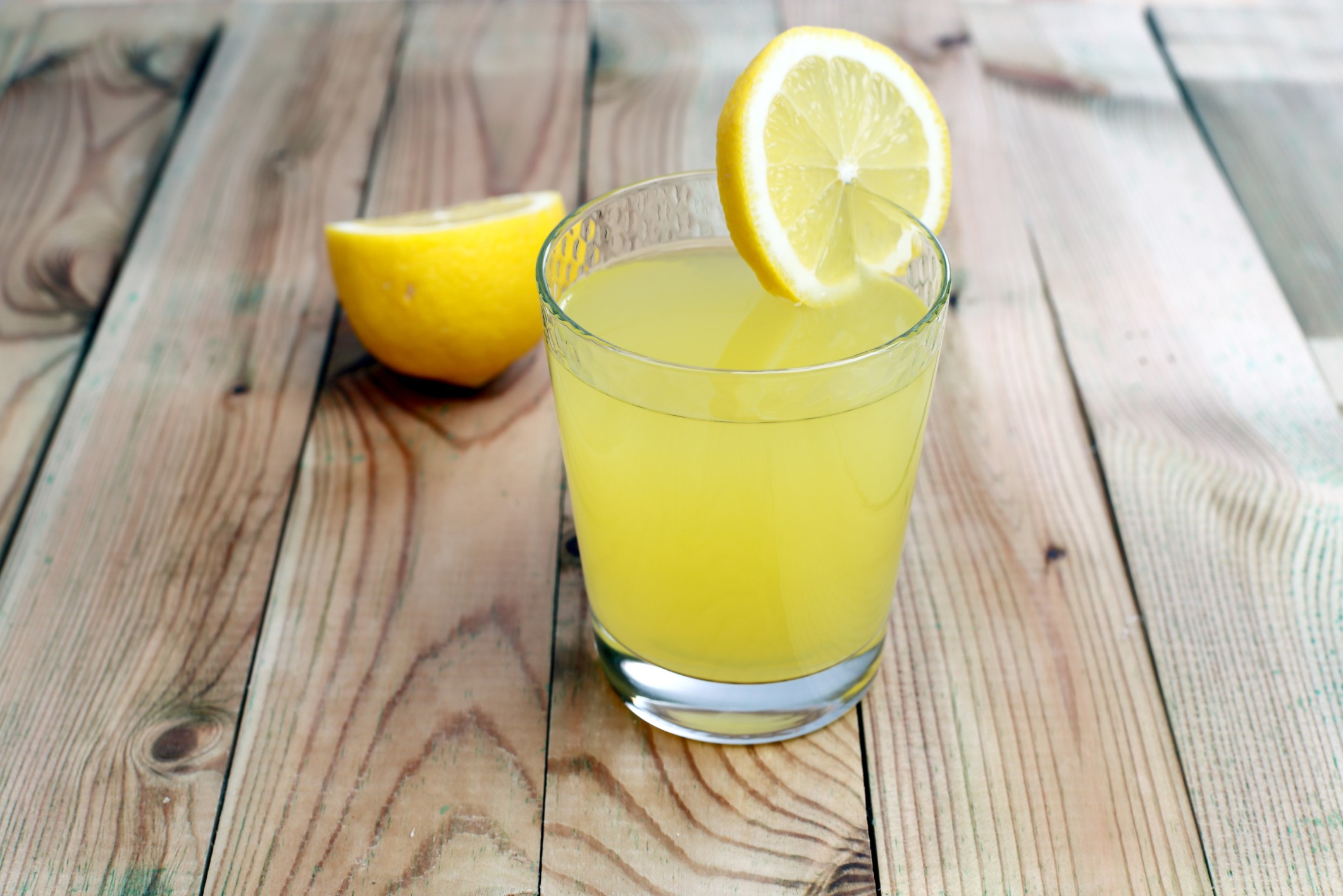 лимонный сок в стакане на столе