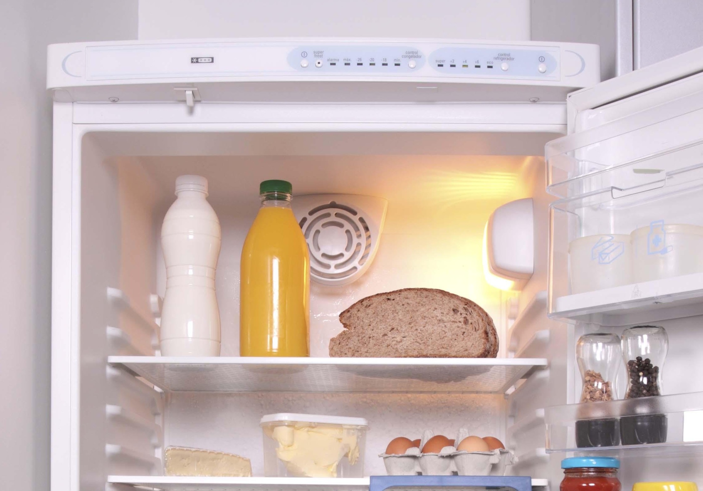 открытый холодильник с продуктами