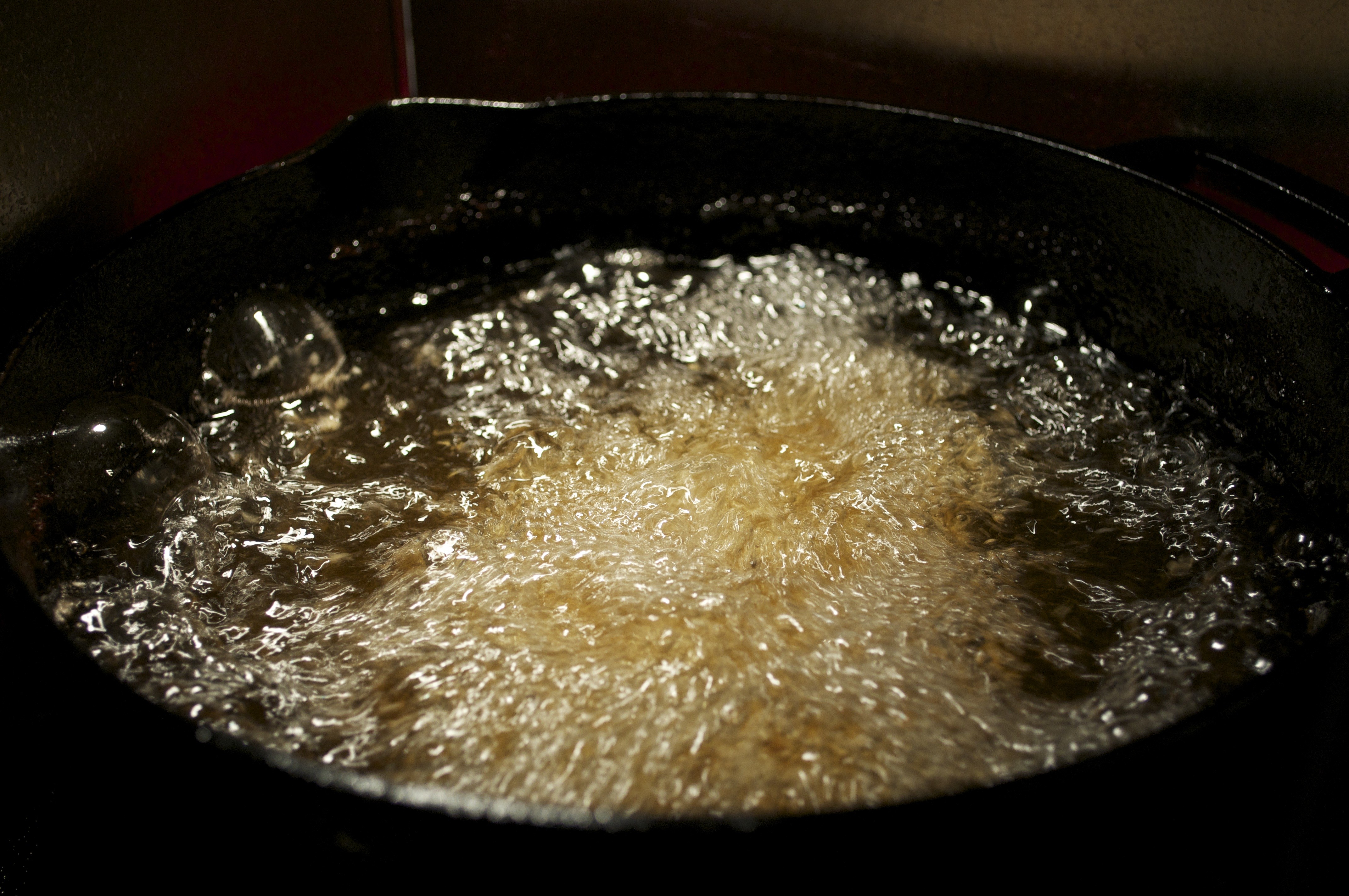 кипящая вода с уксусом в сковороде
