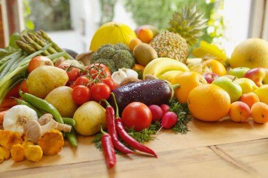 фрукты и овощи на столе