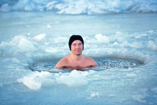 мужчина в холодной воде